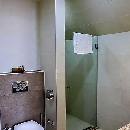 Madison Village 4*